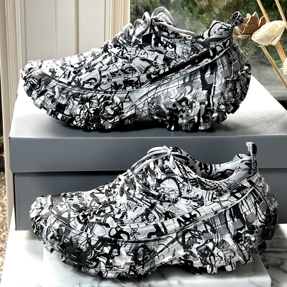 New and authentic Balenciaga Extreme Graffiti Print Sneakers. Size 43. Boxed - Picture 1 of 14